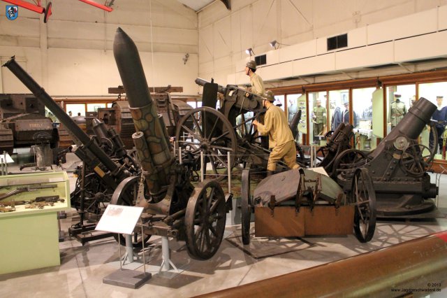 0134_Militaermuseum_Bruessel_Kriegsdiorama_und_Minenwerfer