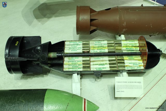 0066_RAF-Museum_Heandon_britische_1000_Pfund_Zielmarkierungsbombe_mit_200_Kerzen
