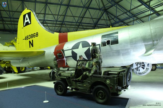0076_RAF-Museum_Heandon_Bomber_Boeing_B-17G_Flying_Fortress_und_Willys-Jeep