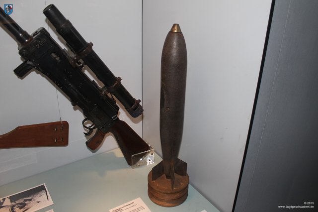 0011_Technikmuseum_Berlin_Fliegerbombe_1917_und_Flugzeugmaschinengewehr_Parabellum_1917
