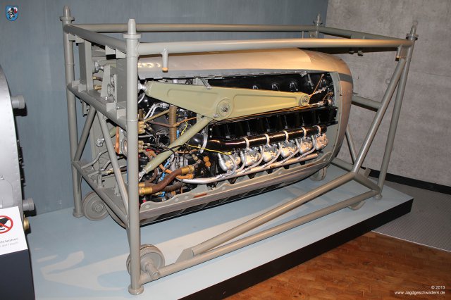 0037_Technikmuseum_Berlin_12-Zylinder_V-Motor_Renault_12_S_bzw_Argus_As_411_TA-1_600PS_1946