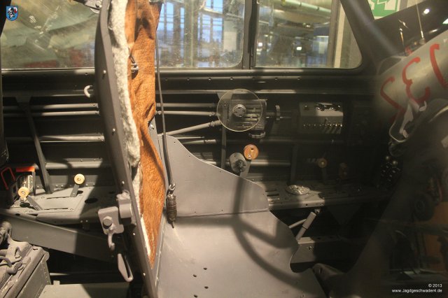 0069_Technikmuseum_Berlin_Junkers_Ju_88_G-1_WNr_714628_2Z-BR_1944_Flugzeugfuehrersitz