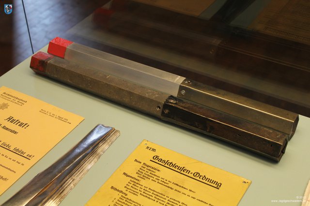 0070_Technikmuseum_Berlin_britische_Stabbrandbomben_und_Dueppelstreifen_1943