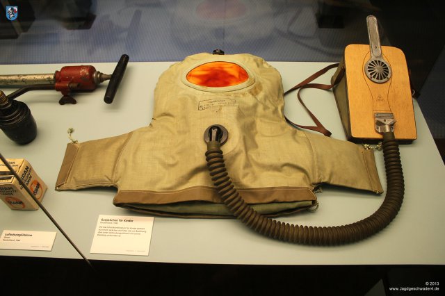 0071_Technikmuseum_Berlin_Gas-Schutzkombination_fuer_Kinder_1942