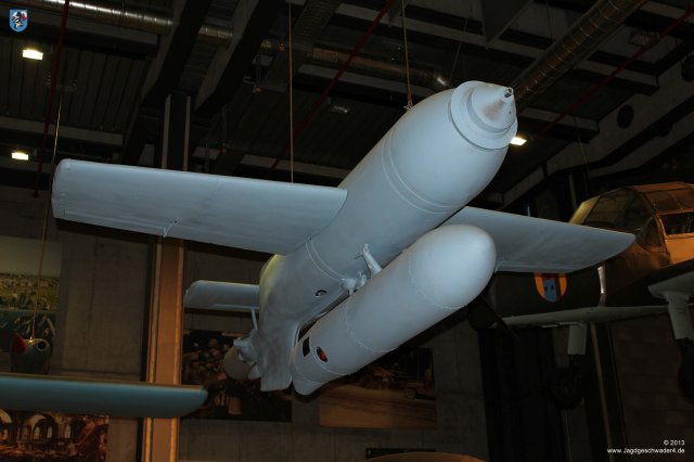 0079_Technikmuseum_Berlin_Henschel_Hs_293_funkgesteuerte_660-kg-Gleitbombe_mit_Kopfring